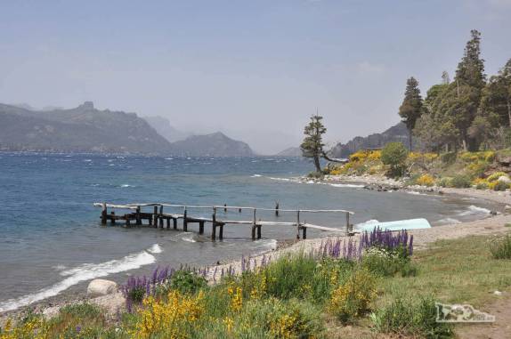 Dia de muito vento e águas agitadas no lago Traful, em Villa Traful, no Parque Nacional Nahuel Huapi, na Argentina